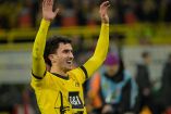 Mateu Morey celebra triunfo de Borussia Dortmund con su afición.