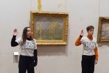 Activistas lanzan pintura contra una obra de Claude Monet. (Especial)