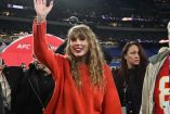 Taylor Swift con un sueter rojo en apoyo a los Chiefs.