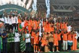 Jugadores de Costa de Marfil levantando la copa.