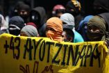 Familiares de los 43 normalistas de Ayotzinapa con una manta
