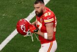 Travis Kelce sin casco y con semblante molesto.