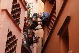 Pareja se besa en balcones del histórico callejon del beso en Guanajuato