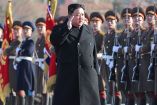 Kim Jong Un caminando frente  soldados de Corea del Norte.