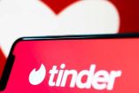 Logo de Tinder con un corazón blanco de fondo.