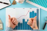 Manos dan visto bueno a una gráfica en ascenso.