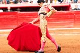 Torero Héctor Gutiérrez con la muleta en la Plaza México.