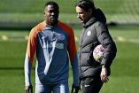 Marcus Thuram junto a Simone Inzaghi en el entrenamiento.