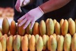 Mangos colocados sobre una base de madera para ser vendidos en la CDMX
