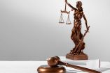 Estatua de la Justicia y mazo de juez.