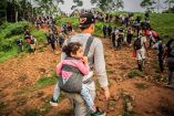 Migrantes cruzando la selva de Darien.