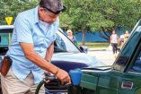 Un hombre fue captado ayer llenando el tanque de gasolina de su auto en La Habana, tras la entrada en vigor del aumento