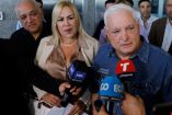 El ex presidente de Panamá, Ricardo Martinelli, de camisa vaquera, habla a los micrófonos de varios reporteros. Está acompañado por su abogada Shirley Castañeda, quien lleva una blusa beige. Ambos están rodeados de personas y micrófonos de diferentes medios como Nex Noticias y ECO TV, evidenciando un momento de atención mediática.