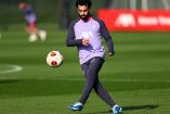 Mohamed Salah pateando el balón en un entrenamiento.