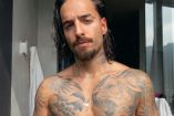 Maluma con cabello largo y sin playera