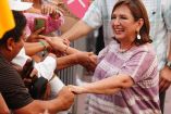 Xóchitl Gálvez saludando a simpatizantes en un acto de campaña