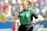 Virginia Tovar, dirigiendo como árbitro en un partido.