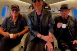 Integrantes de banda Scorpions en un avión privado
