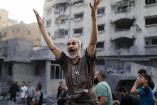 Anciano en Gaza grita con los brazos levantados.