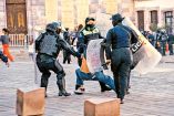 Policías reprimiendo la marcha del 8M en Zacatecas.