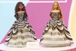 Con motivo del 65 aniversario de Barbie, se lanzaron dos muñecas de colección con los colores de la original.
