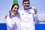 Mariana Arceo y Duilio Carrillo luciendo su medalla de oro.
