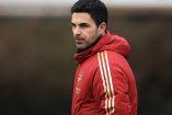 Mikel Arteta con chamarra roja de entrenamiento.