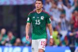 Héctor Moreno mirando al cielo en un partido del Tri.