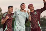 Tres jugadores de la Selección Mexicana posando con los nuevos uniformes.