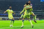 Jugadores del América celebrando abrazados.