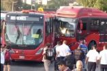 Chocan unidades del Metrobús en Indios Verdes.