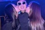 Esposa y novia de Dani Flow besándolo en las mejillas