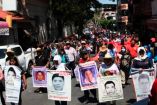 Marchan normalistas de Ayotzinapa para pedir justicia por su compañero asesinado