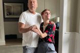 Bruce Willis y su hija Tallulah bailando y haciendo gestos