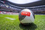 Balón de la Liga MX Femenil sobre el césped del Estadio Azteca.
