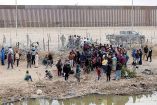 Los migrantes que se encuentran del lado mexicano de la frontera llevan un par de días tratando de romper las vallas y cruzar a Estados Unidos, por la desesperación ante la SB4.