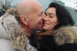 Bruce Willis besando a su esposa Emma Heming