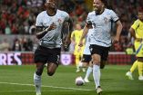 Rafael Leao corriendo para celebrar su gol.