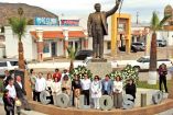 os hijos de Colosio Murrieta, el gobernador de Sonora y amigos cercanos, durante el homenaje.