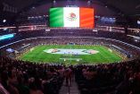 Aficionados de México entonando el himno en el AT&T Stadium.