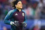 Guillermo Ochoa durante calentamiento con la Selección Mexicana.