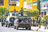 Mil 800 elementos del Ejército mexicano vigilan la zona donde se dieron los plagios masivos el pasado viernes, en Culiacán, Sinaloa.