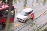 Conductor invade carril del Metrobús.
