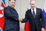 Vladimir Putin estrechando la mano de Kim Jung Un.