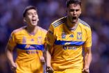 Diego Reyes celebra gol con Tigres en el Estadio Cuauhtémoc.