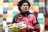 Guillermo Ochoa durante calentamiento de Salernitana previo a partido de Serie A.