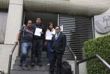 Estudiantes se gradúan tras presentar su examen de tesis