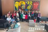 Personal diplomático de México en Ecuador con familiares