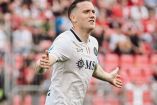 Zielinski celebrando con brazos abiertos su gol con Nápoles.