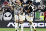 Jugadores de Juventus celebran triunfo en Serie A.